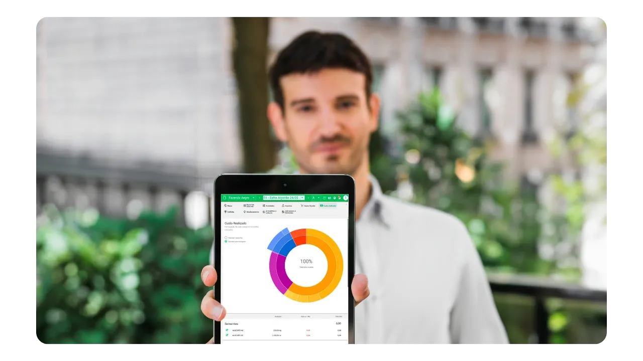 Contador analisando dados financeiros no computador com software Aegro.