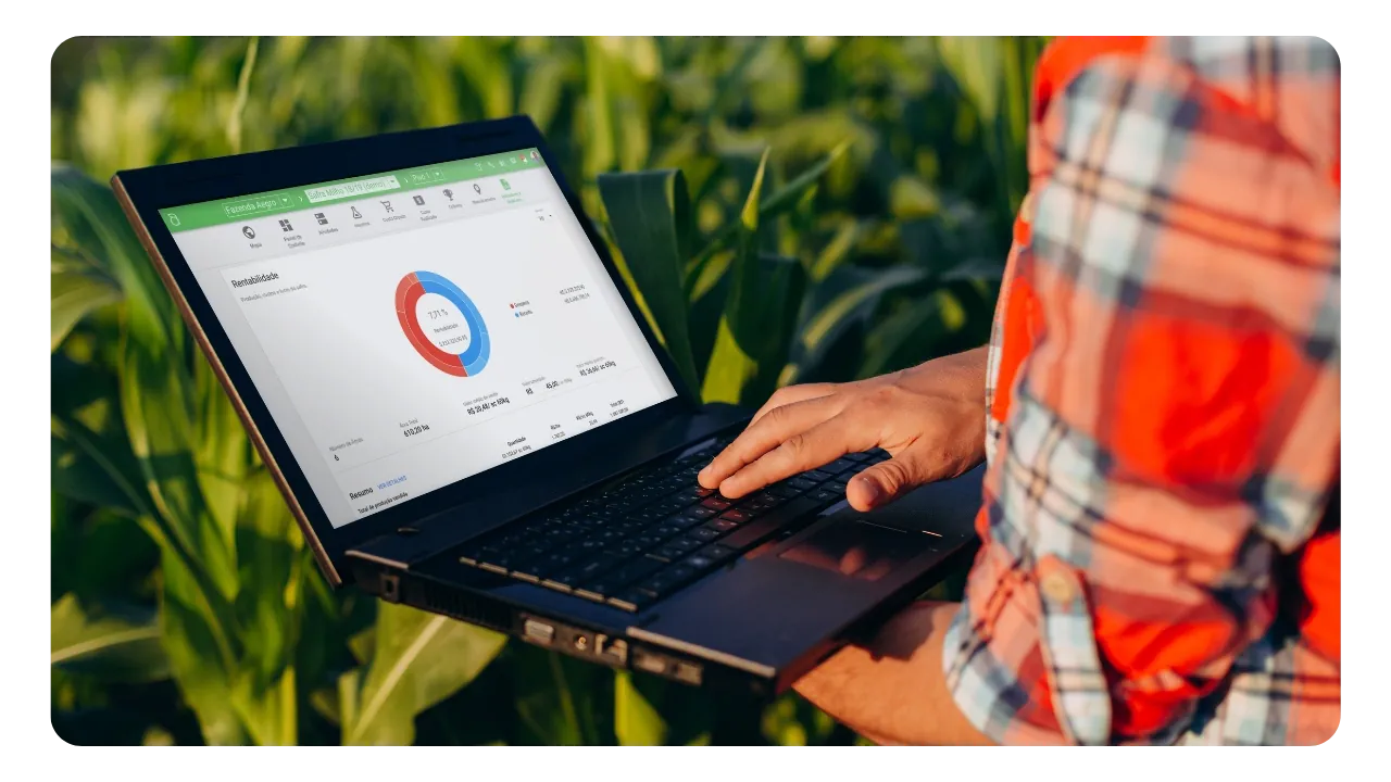 Consultor agronômico usando o Aegro na lavoura.