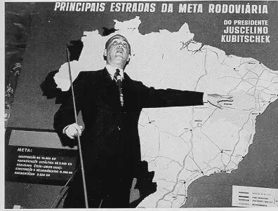 Fotografia histórica em preto e branco que retrata o ex-presidente do Brasil, Juscelino Kubitschek, em uma apresentação sobre