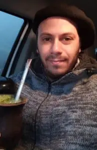 A Rotina do Produtor Rural Gaúcho: Tradição e Campo selfie tirada por um homem dentro de um veículo, provavelmente um carro ou uma caminhonete. Ele veste uma boin