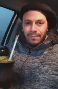 selfie tirada por um homem dentro de um veículo, provavelmente um carro ou uma caminhonete. Ele veste uma boin