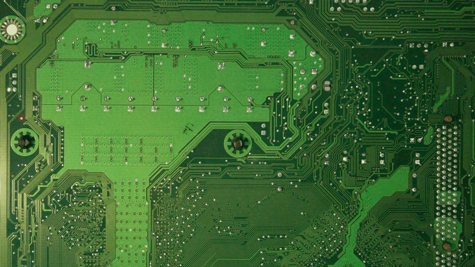 A Tecnologia por Trás da Gestão Rural Inteligente close-up detalhado de uma placa de circuito impresso (PCB) de cor verde. A superfície é coberta por uma com