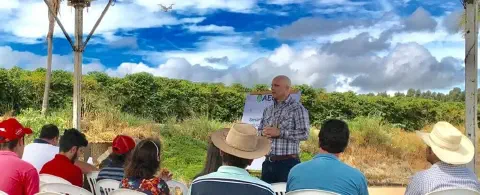 evento ao ar livre, provavelmente um dia de campo ou uma demonstração técnica, em um ambiente rural.