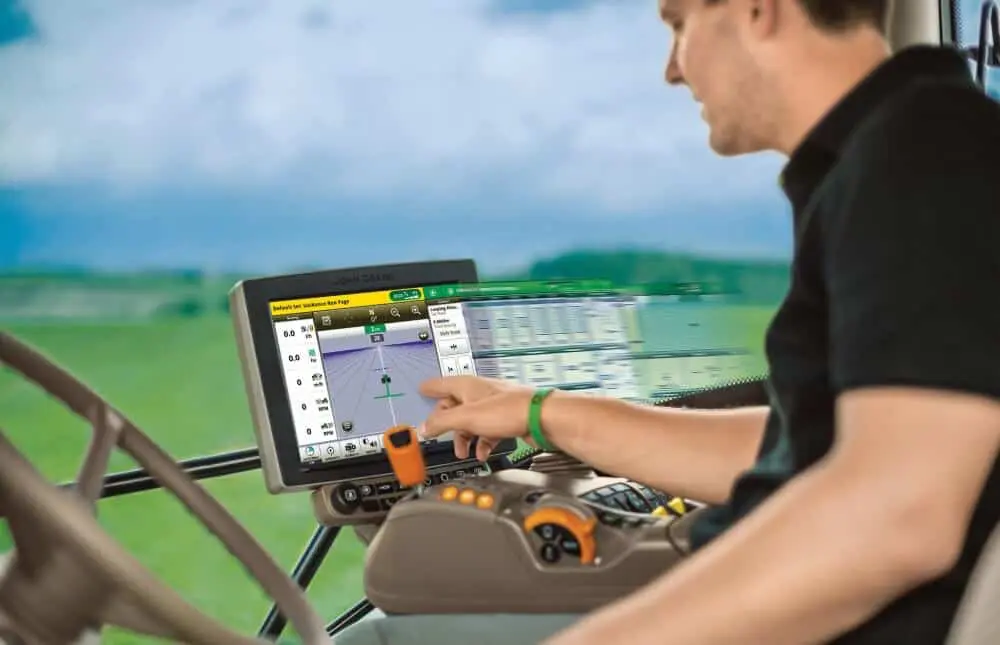 Agricultura de Precisão: Tecnologia com GPS em Tratores interior da cabine de uma máquina agrícola moderna, provavelmente um trator ou colheitadeira, com um opera