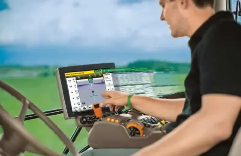 interior da cabine de uma máquina agrícola moderna, provavelmente um trator ou colheitadeira, com um opera