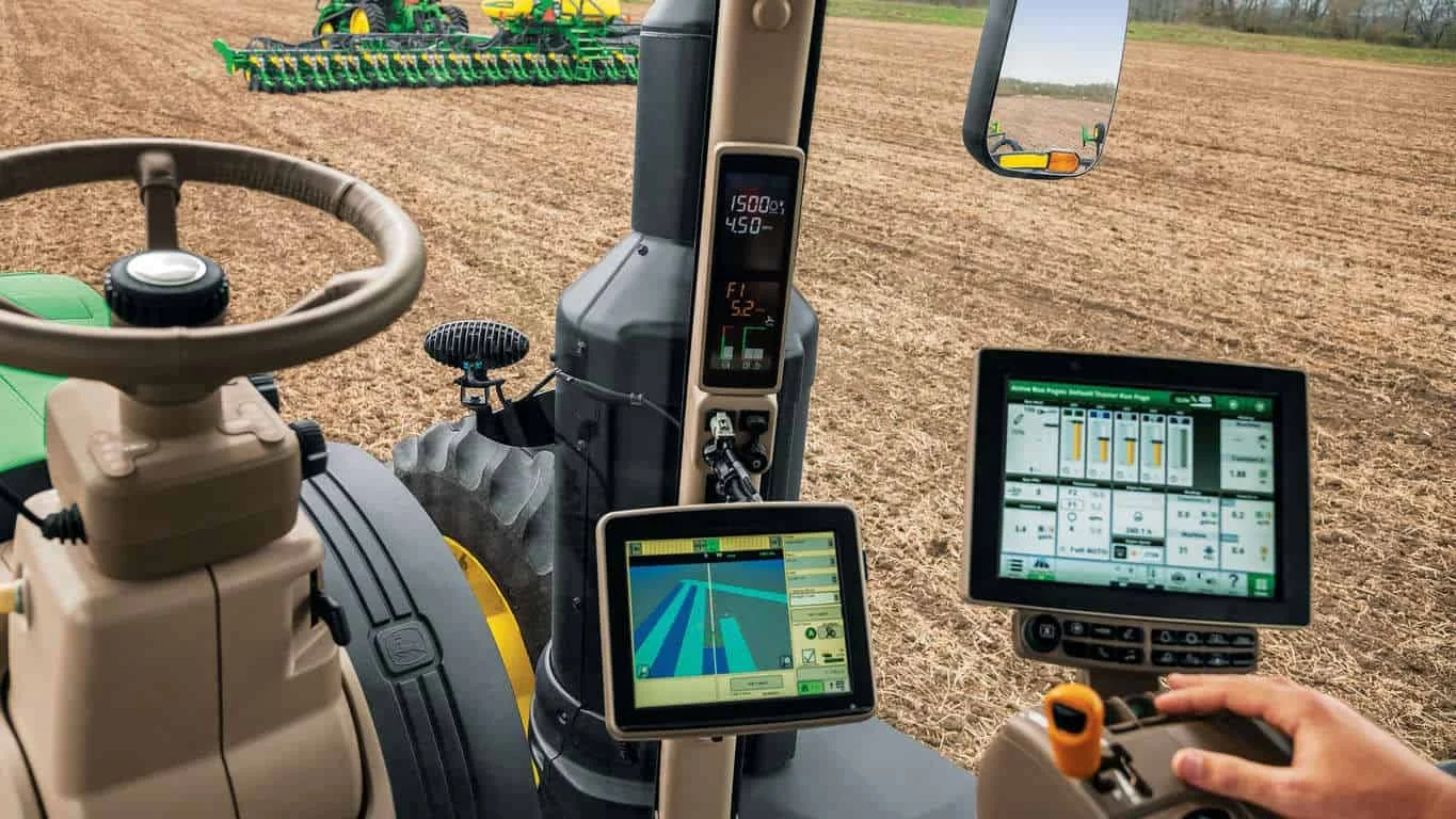 perspectiva de dentro da cabine de um trator moderno, evidenciando a alta tecnologia empregada na agricult
