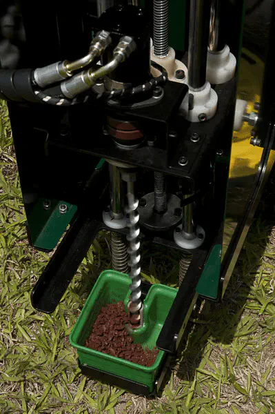 Amostrador de Solo Automatizado em Operação para Análise A imagem animada (GIF) exibe em close-up a operação de um amostrador de solo mecanizado. O equipamento, com estrutura metálic