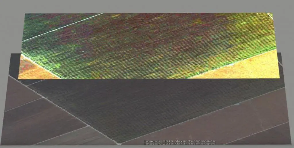 uma sobreposição de duas camadas de imagens de satélite da mesma área agrícola. A camada inferior mostra uma v