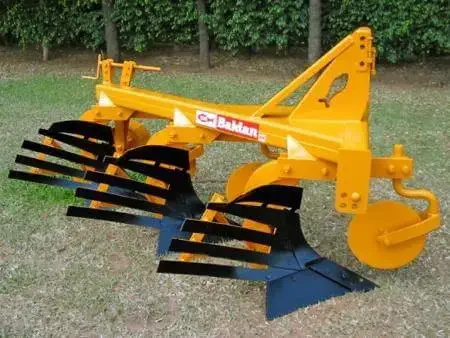 arado de aivecas da marca Baldan, um implemento agrícola robusto utilizado para o preparo primário do solo.