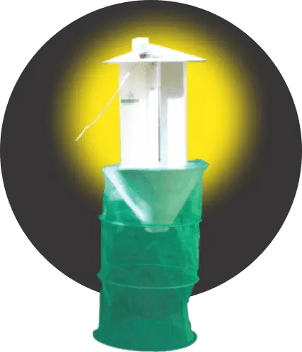 uma armadilha luminosa para insetos, uma ferramenta essencial no manejo integrado de pragas (MIP) na agricultu