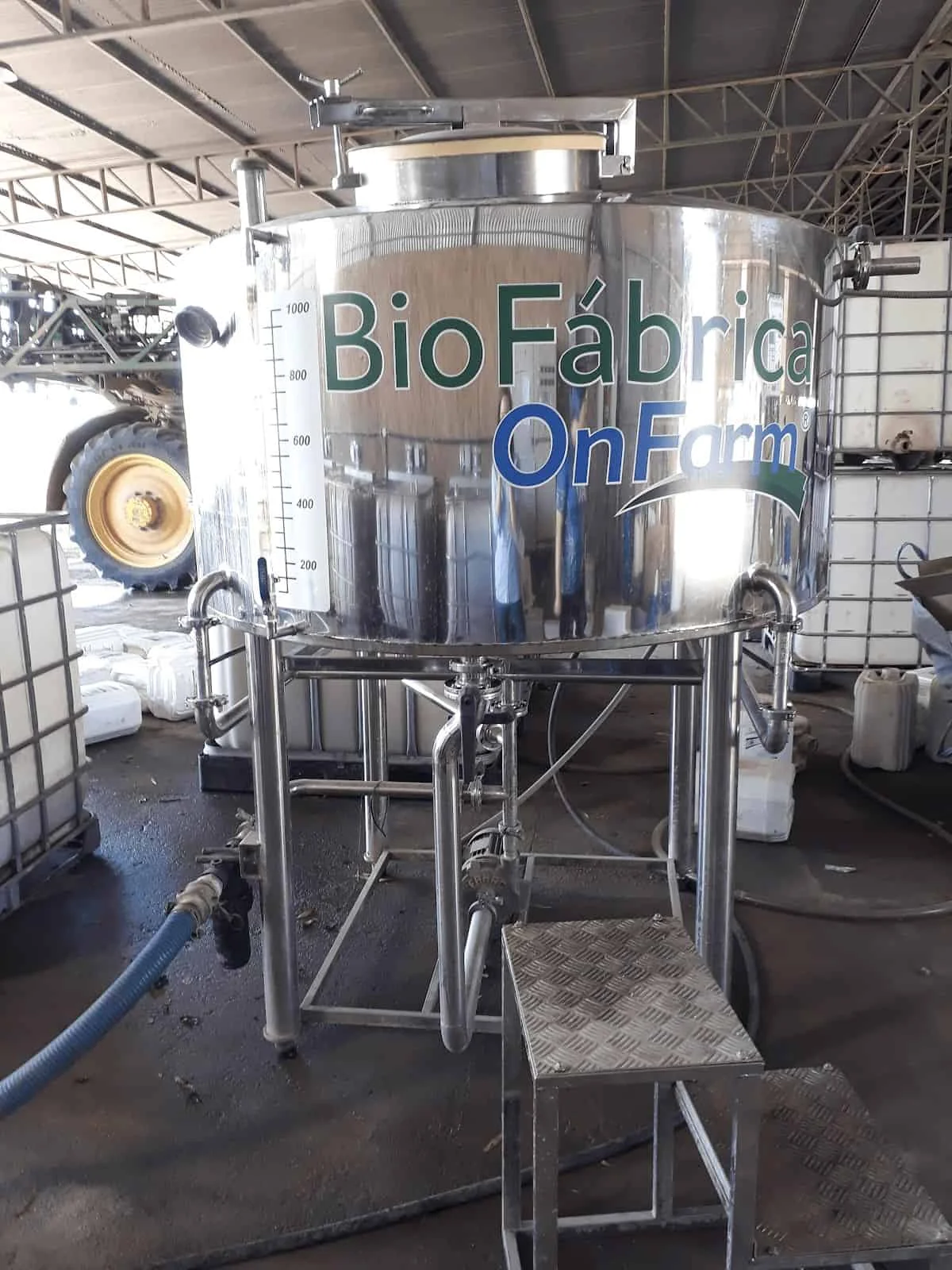 uma Biofábrica OnFarm, um equipamento industrial de aço inoxidável projetado para a produção de bioinsumos dir