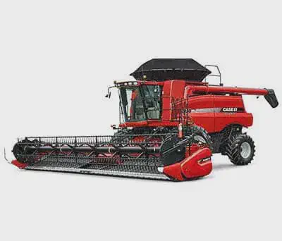 uma colheitadeira de grãos moderna, da marca Case IH, em um fundo branco e isolado. O equipamento é predominan