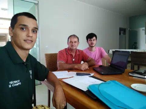 reunião de trabalho em um ambiente interno, possivelmente um escritório ou a casa de um cliente. Em prim