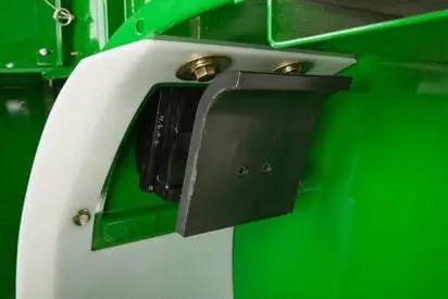 close-up detalhado de um componente mecânico de um maquinário agrícola. A peça principal é um suporte de me