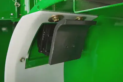 close-up detalhado de um componente mecânico de um maquinário agrícola. A peça principal é um suporte de me