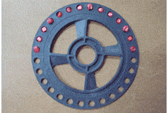 A imagem animada (GIF) exibe um disco de plantio, um componente circular de cor preta utilizado em semeadoras agrícolas. Uma