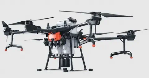 drone agrícola de pulverização de grande porte, apresentado em um fundo branco e neutro que destaca seu des