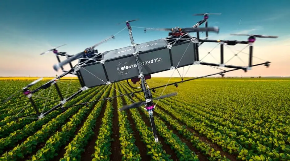 Drone Agrícola: Tecnologia na Pulverização de Lavouras drone agrícola de grande porte, modelo ’elevaSprayX 150’, em pleno voo sobre uma extensa lavoura de cultura