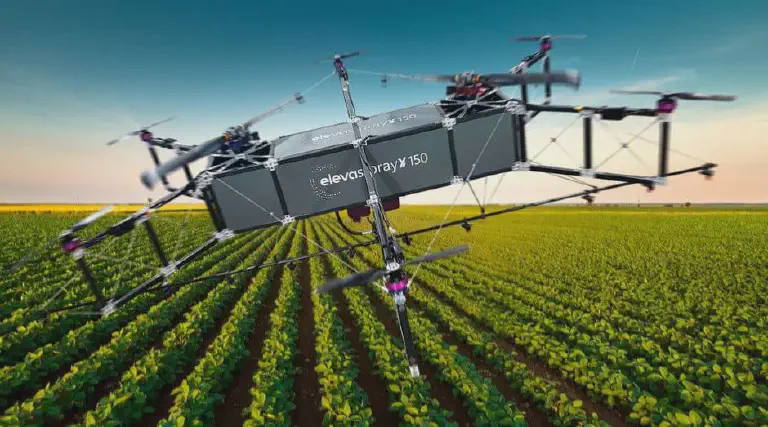 Drone Agrícola: Tecnologia na Pulverização de Lavouras drone agrícola de grande porte, modelo 'elevaSprayX 150', em pleno voo sobre uma extensa lavoura de cultura