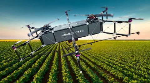 drone agrícola de grande porte, modelo 'elevaSprayX 150', em pleno voo sobre uma extensa lavoura de cultura