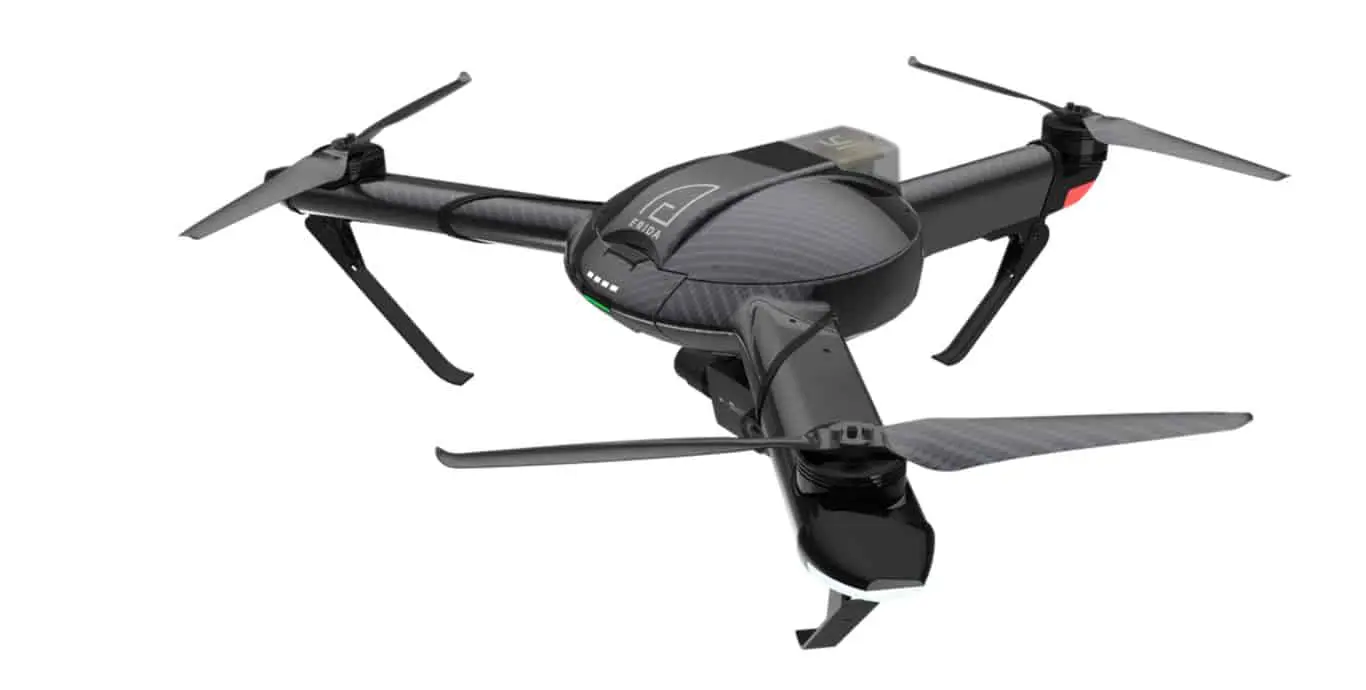 drone quadricóptero moderno, de cor preta e com acabamento que remete à fibra de carbono, fotografado em um