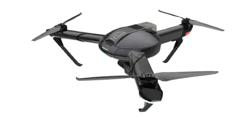 drone quadricóptero moderno, de cor preta e com acabamento que remete à fibra de carbono, fotografado em um