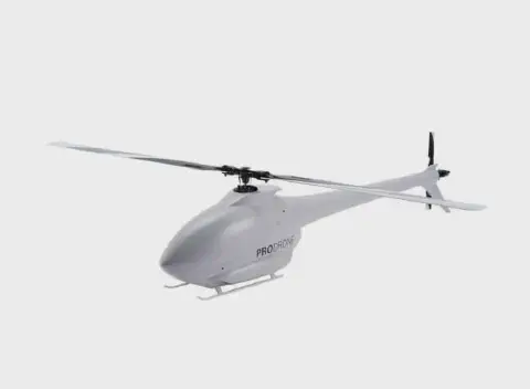 drone agrícola de grande porte, com design similar a um helicóptero, isolado sobre um fundo branco. O equip