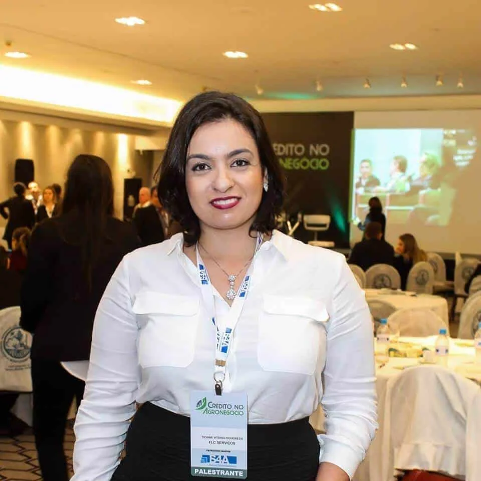 Especialista em Crédito no Agronegócio em Evento do Setor mulher em um ambiente de evento corporativo, provavelmente uma conferência ou seminário focado no agrone