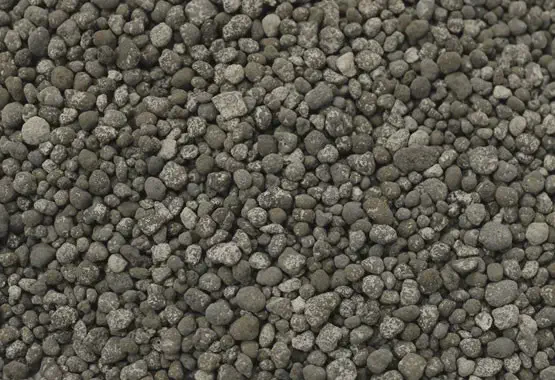 Fertilizante Granulado: O que é e sua Importância na Lavoura uma visão em close-up de um amontoado de fertilizante granulado. Os grânulos são pequenos, com formatos irregu