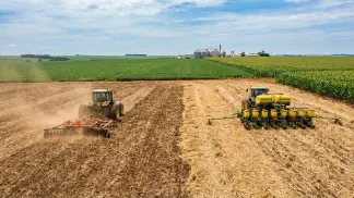 Miniatura do artigo de Gestão Agrícola: Plantio Direto vs Convencional: Qual Dá Mais Lucro? [2025]