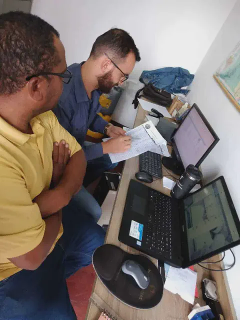 ambiente de trabalho colaborativo, possivelmente um escritório de uma fazenda ou uma consultoria agrícola