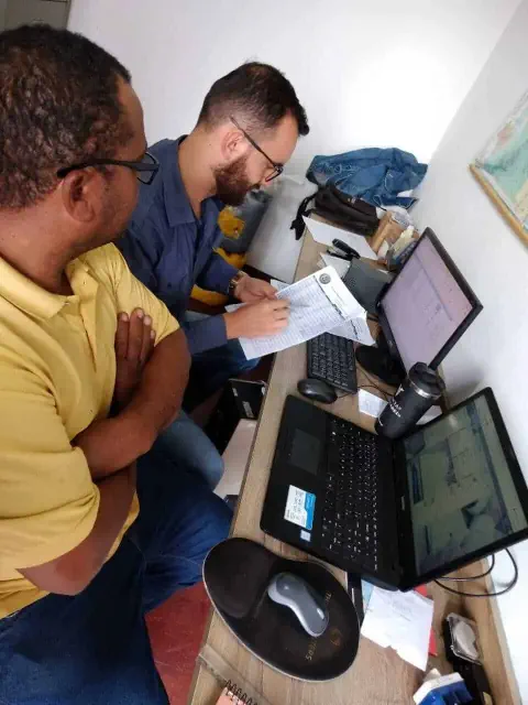 ambiente de trabalho colaborativo, possivelmente um escritório de uma fazenda ou uma consultoria agrícola