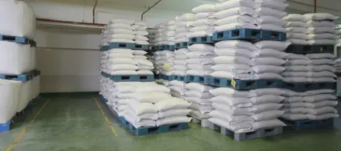 o interior de um armazém agrícola amplo e bem organizado, focado na gestão de estoque. Em primeiro plano e ao