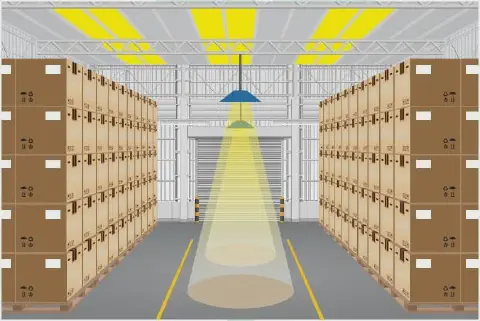 Ilustração vetorial do interior de um armazém agrícola ou depósito bem organizado. A imagem exibe um corredor central flanque