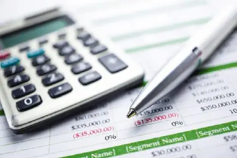 uma cena de análise financeira em close-up, ideal para o contexto de gestão rural. Em primeiro plano, uma cane