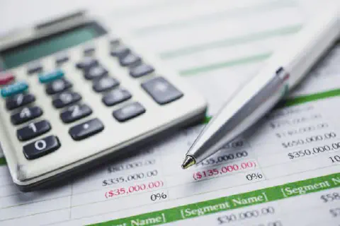 uma cena de análise financeira em close-up, ideal para o contexto de gestão rural. Em primeiro plano, uma cane