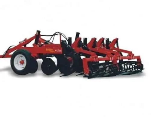 implemento agrícola robusto, especificamente uma grade aradora pesada, de cor vermelha, fotografada em um f