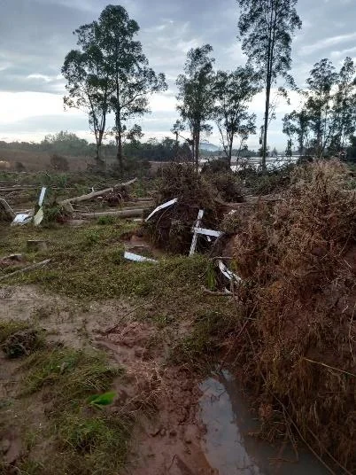 Impacto de enchente e desastre natural na agricultura cenário de devastação em uma área rural, provavelmente após a ocorrência de um desastre natural, como uma