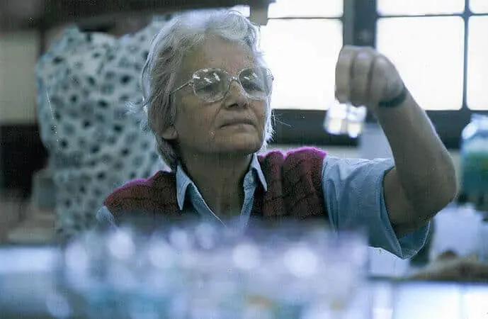 a renomada engenheira agrônoma Johanna Döbereiner em seu ambiente de trabalho, um laboratório. Com cabelos b