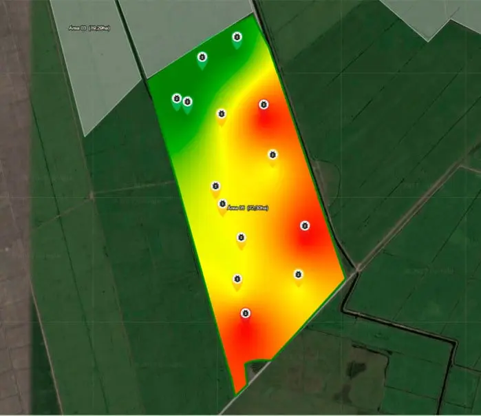 uma visualização de mapa de calor sobreposto a uma imagem de satélite de uma área agrícola, identificada como