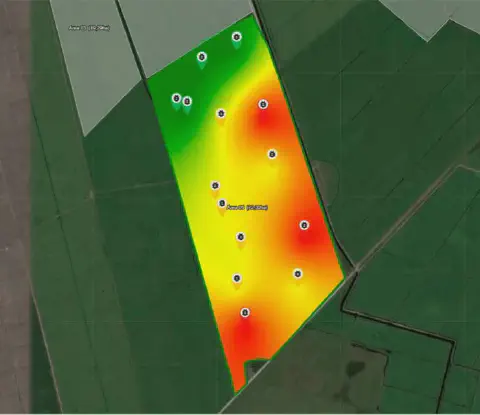 uma visualização de mapa de calor sobreposto a uma imagem de satélite de uma área agrícola, identificada como