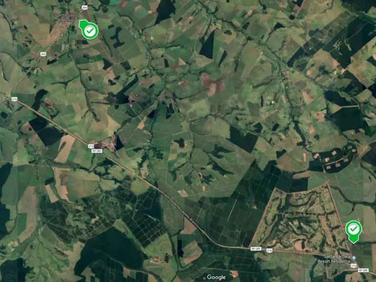 Mapa de Fazenda: Gestão com Georreferenciamento Agrícola uma visão de satélite de uma extensa área rural, caracterizada por um mosaico de talhões agrícolas de diferent