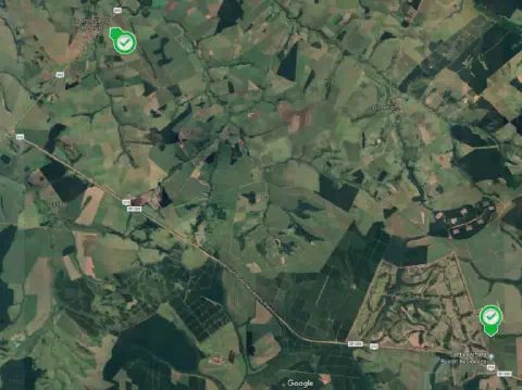 uma visão de satélite de uma extensa área rural, caracterizada por um mosaico de talhões agrícolas de diferent