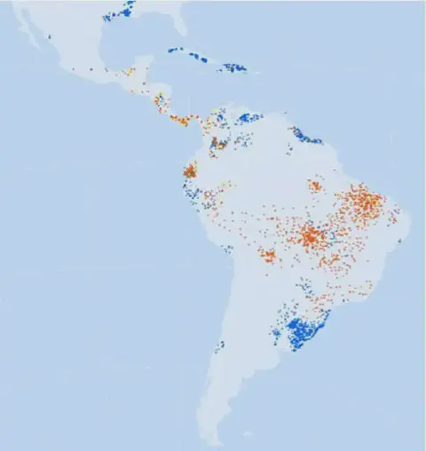 mapa estilizado da América do Sul e Central, sobreposto com múltiplos pontos coloridos, predominantemente l