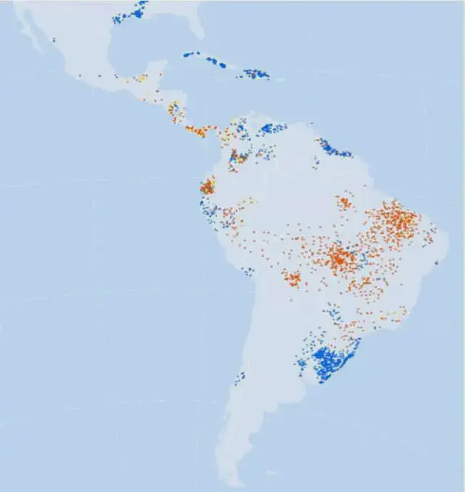 Mapa de Monitoramento Agrícola na América Latina | Aegro mapa estilizado da América do Sul e Central, sobreposto com múltiplos pontos coloridos, predominantemente l