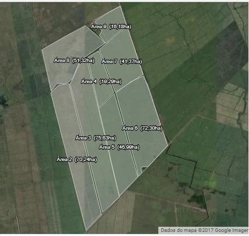 uma visão de satélite de uma propriedade rural, com foco em uma área agrícola que foi digitalmente dividida em