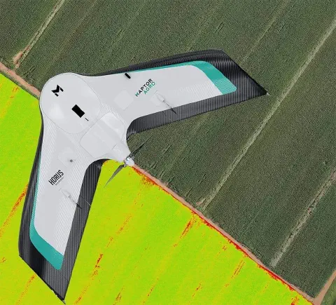 drone de asa fixa, modelo Horus Maptor Agro, sobrevoando uma lavoura. A composição visual é dividida, mostr
