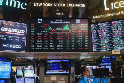 ambiente dinâmico do pregão da Bolsa de Valores de Nova York (NYSE). Em primeiro plano, diversos painéis e