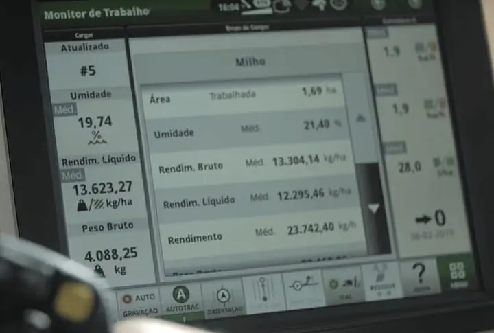 close-up do painel digital de um ‘Monitor de Trabalho’ localizado na cabine de uma máquina agrícola, provav