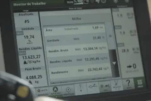 close-up do painel digital de um 'Monitor de Trabalho' localizado na cabine de uma máquina agrícola, provav